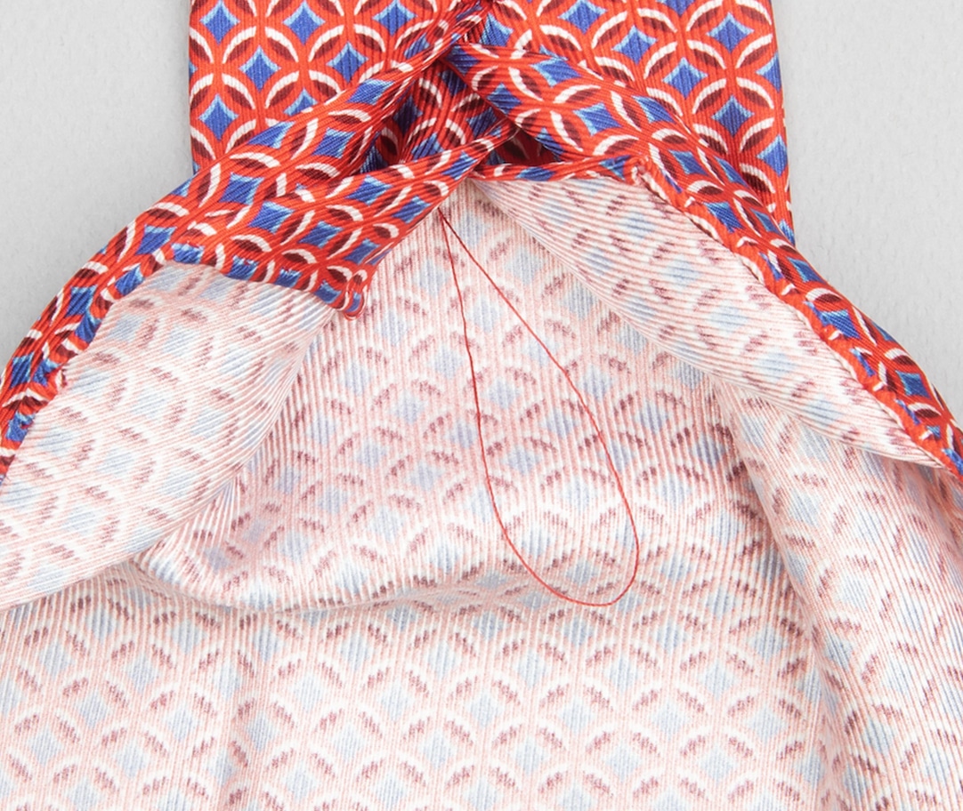 Fil de tension de la cravate : permet de rendre toute son élasticité au modèle après de nombreux ports Fil de tension de la cravate : permet de rendre toute son élasticité au modèle après de nombreux ports