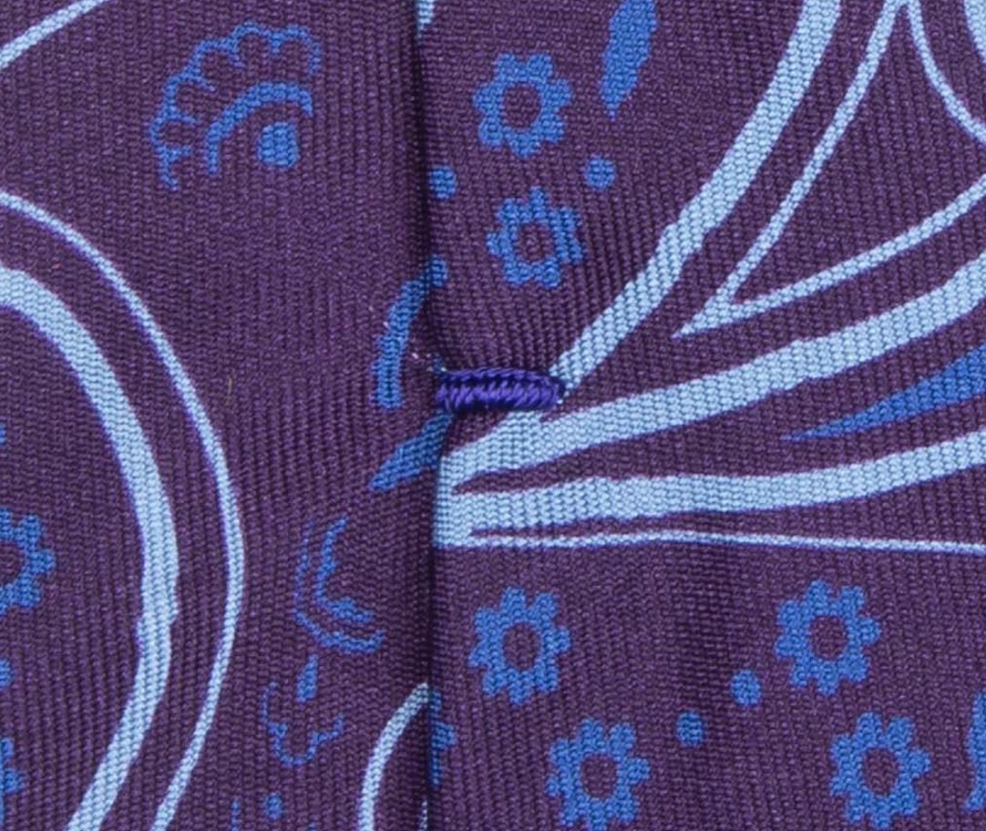 Bourdon chenillé en fil de soie perlée. Véritable travail de point de couture manuel. Très belle finition. Bourdon chenillé en fil de soie perlée. Véritable travail de point de couture manuel. Très belle finition.