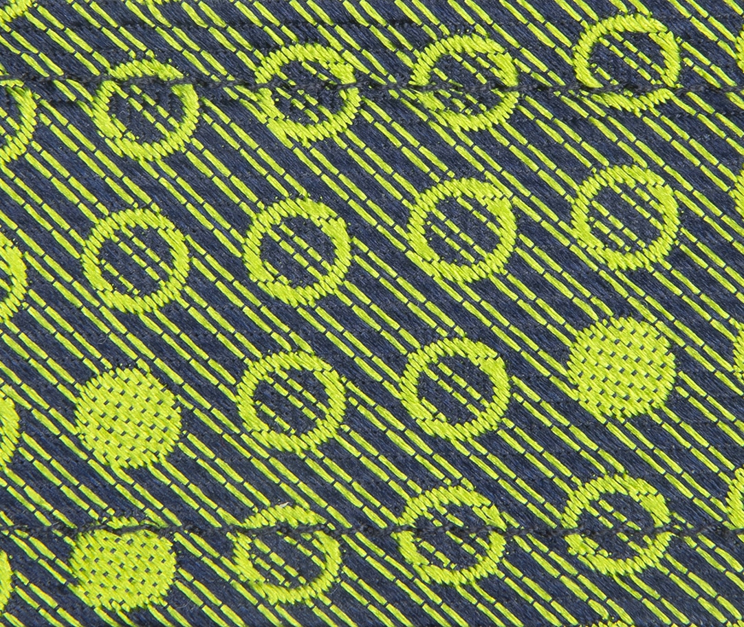 Piqûre col utilisée pour rigidifier la partie du collier de la cravate, permettant un meilleur maintien une fois le col de chemise rabattu sur la cravate Piqûre col utilisée pour rigidifier la partie du collier de la cravate, permettant un meilleur maintien une fois le col de chemise rabattu sur la cravate