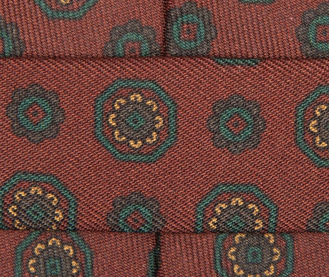 Passe pan de la cravate coupé à la main dans le tissu utilisé pour confectionner le modèle Passe pan de la cravate coupé à la main dans le tissu utilisé pour confectionner le modèle