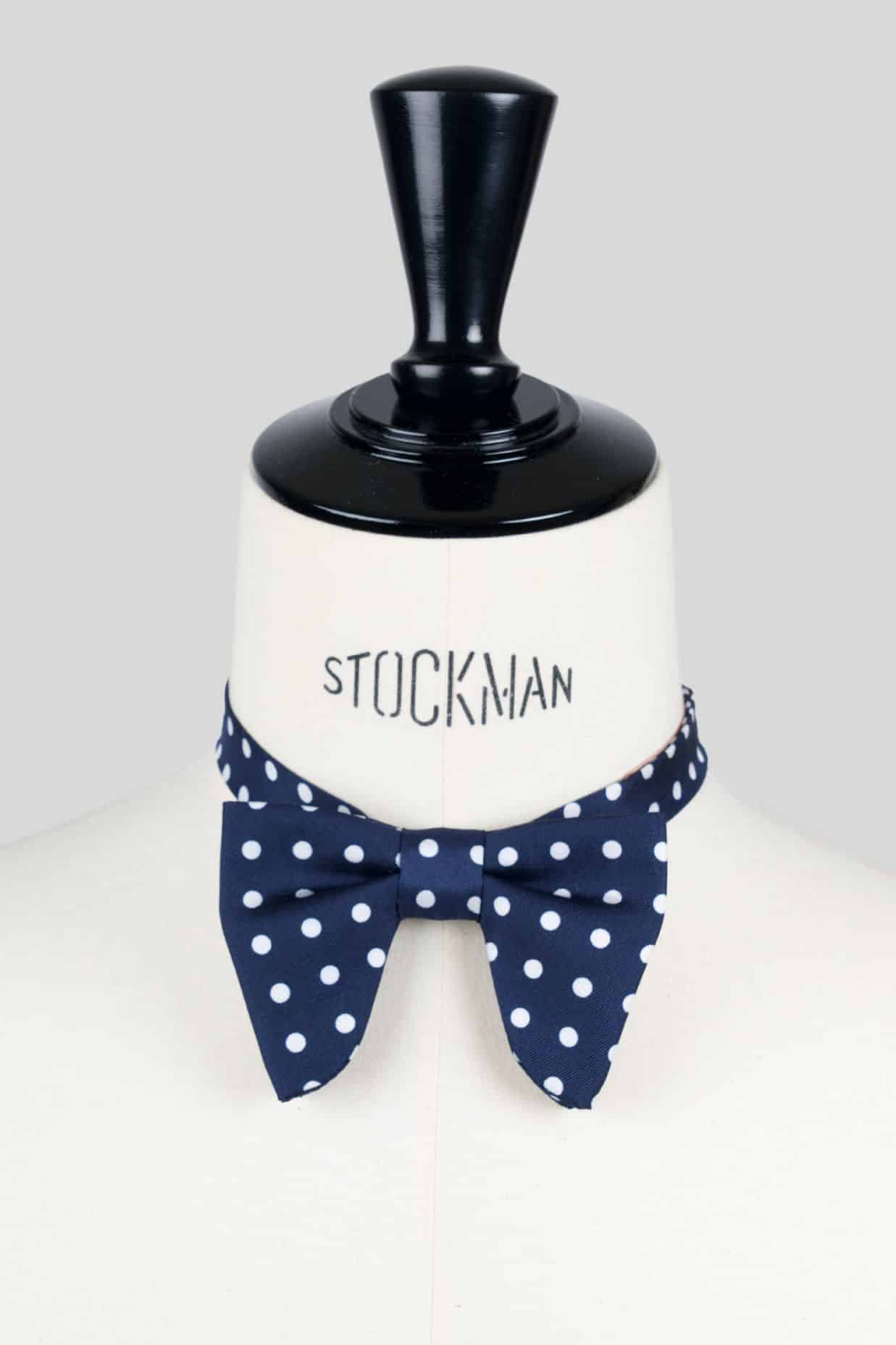 Noeud papillon "Le plongeant", soie imprimée bleu marine à pois blanc