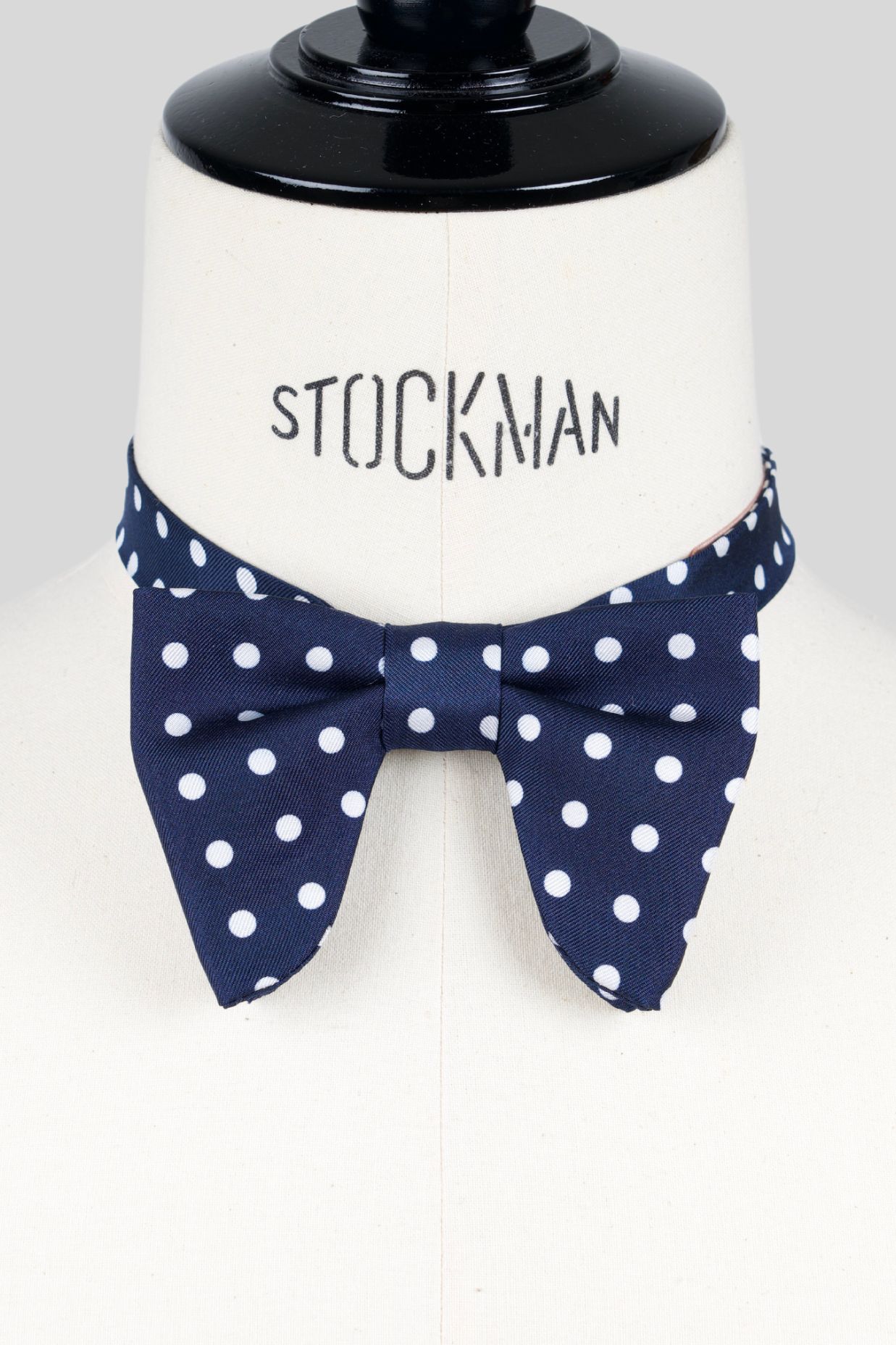 Noeud papillon "Le plongeant", soie imprimée bleu marine à pois blanc