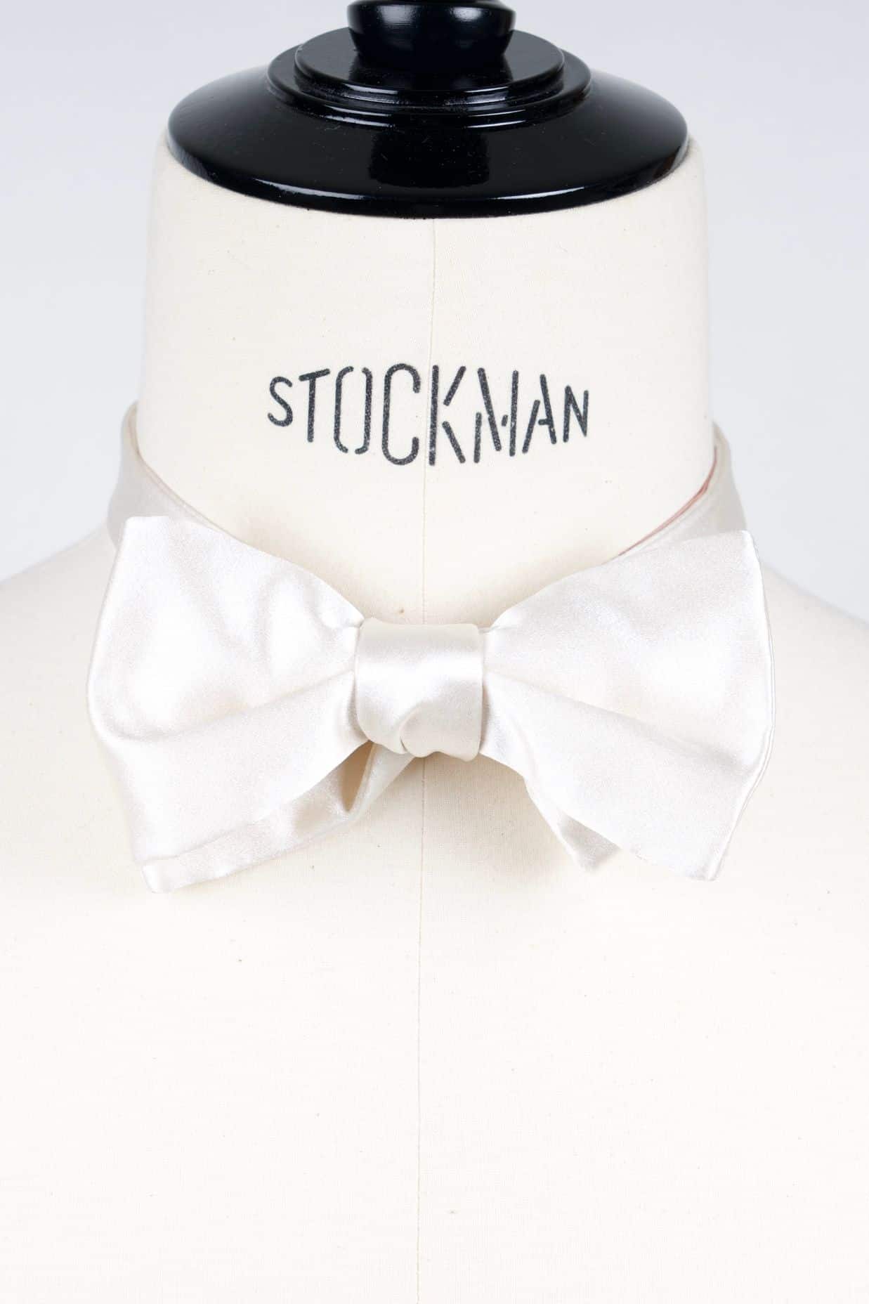 Noeud papillon pré-noué blanc cassé 7,5 cm, satin de soie