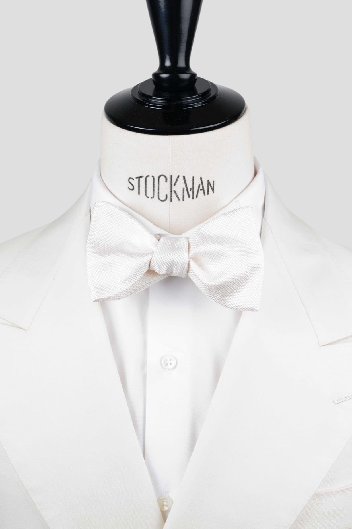 Noeud papillon bleu à nouer, en soie piquée blanc cassé