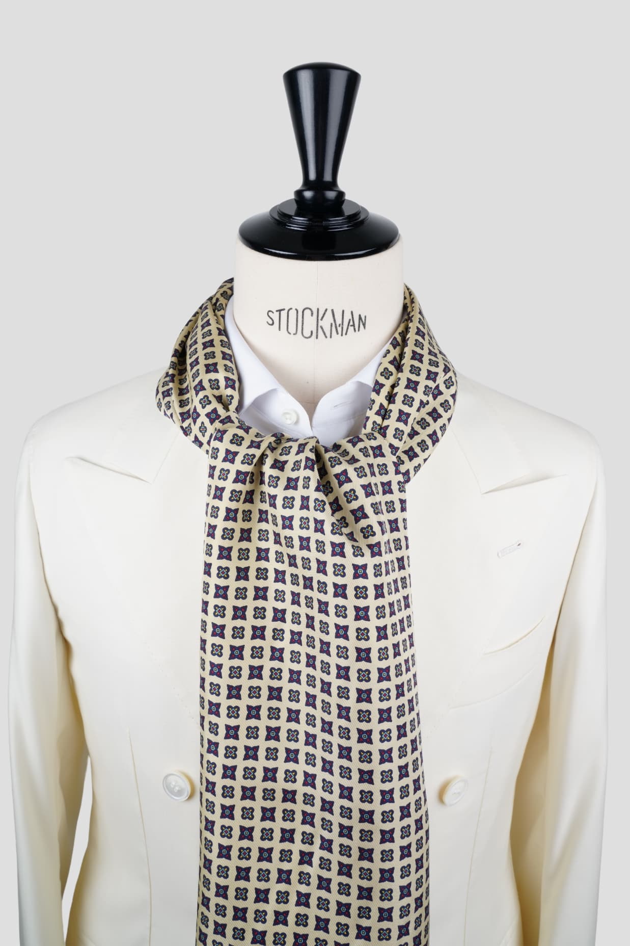 Echarpe soie ivoire, motif géométrique, bleu rouge et jaune