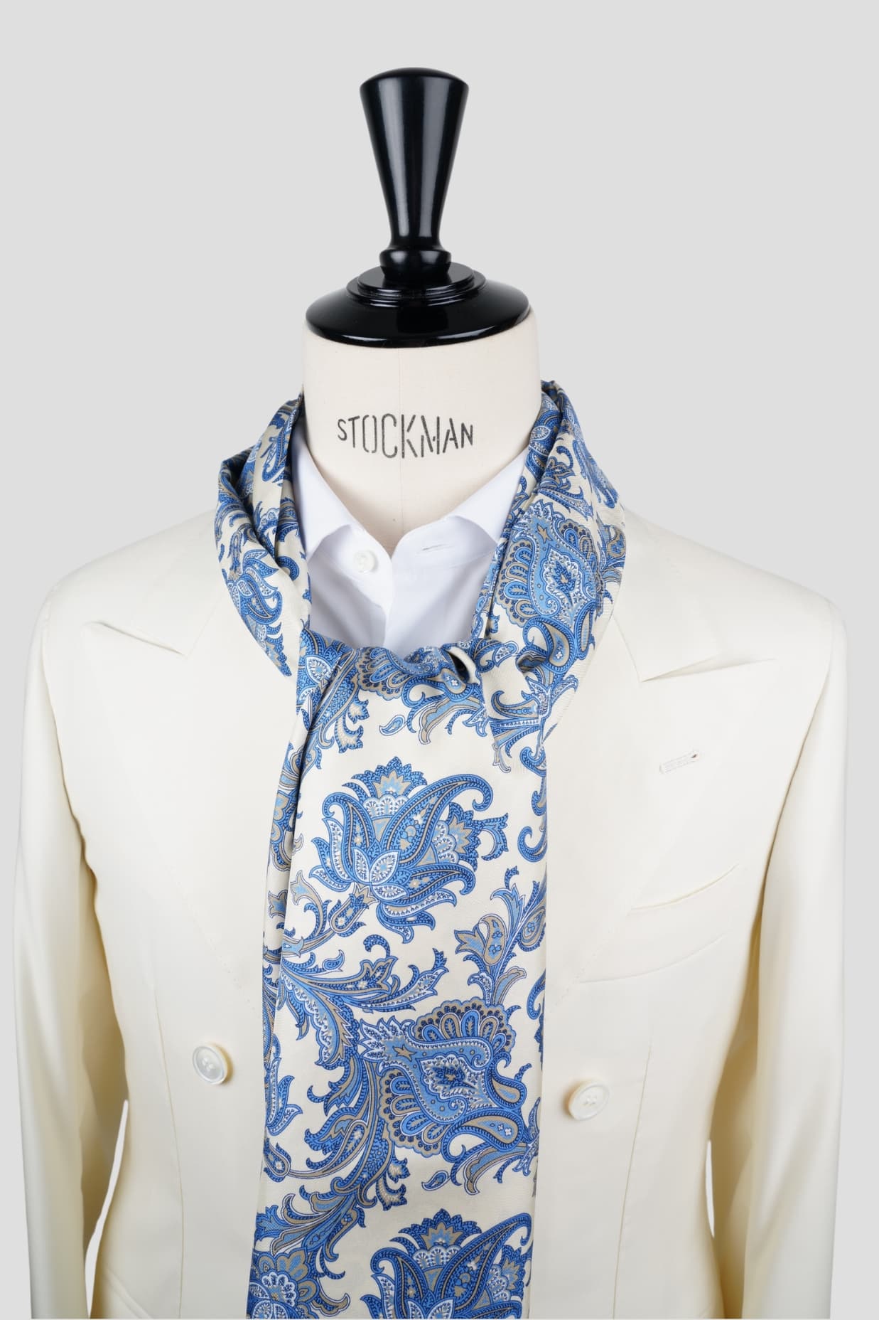 Echarpe soie blanc cassé, motif cachemire bleu et ocre