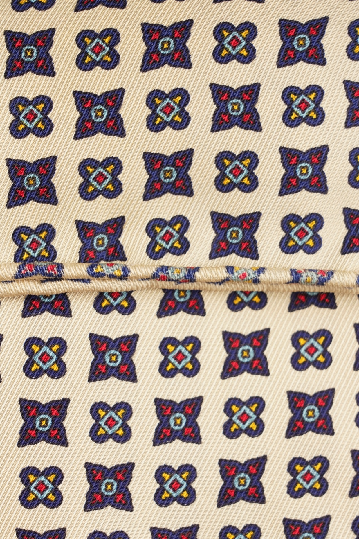 Echarpe soie ivoire, motif géométrique, bleu rouge et jaune