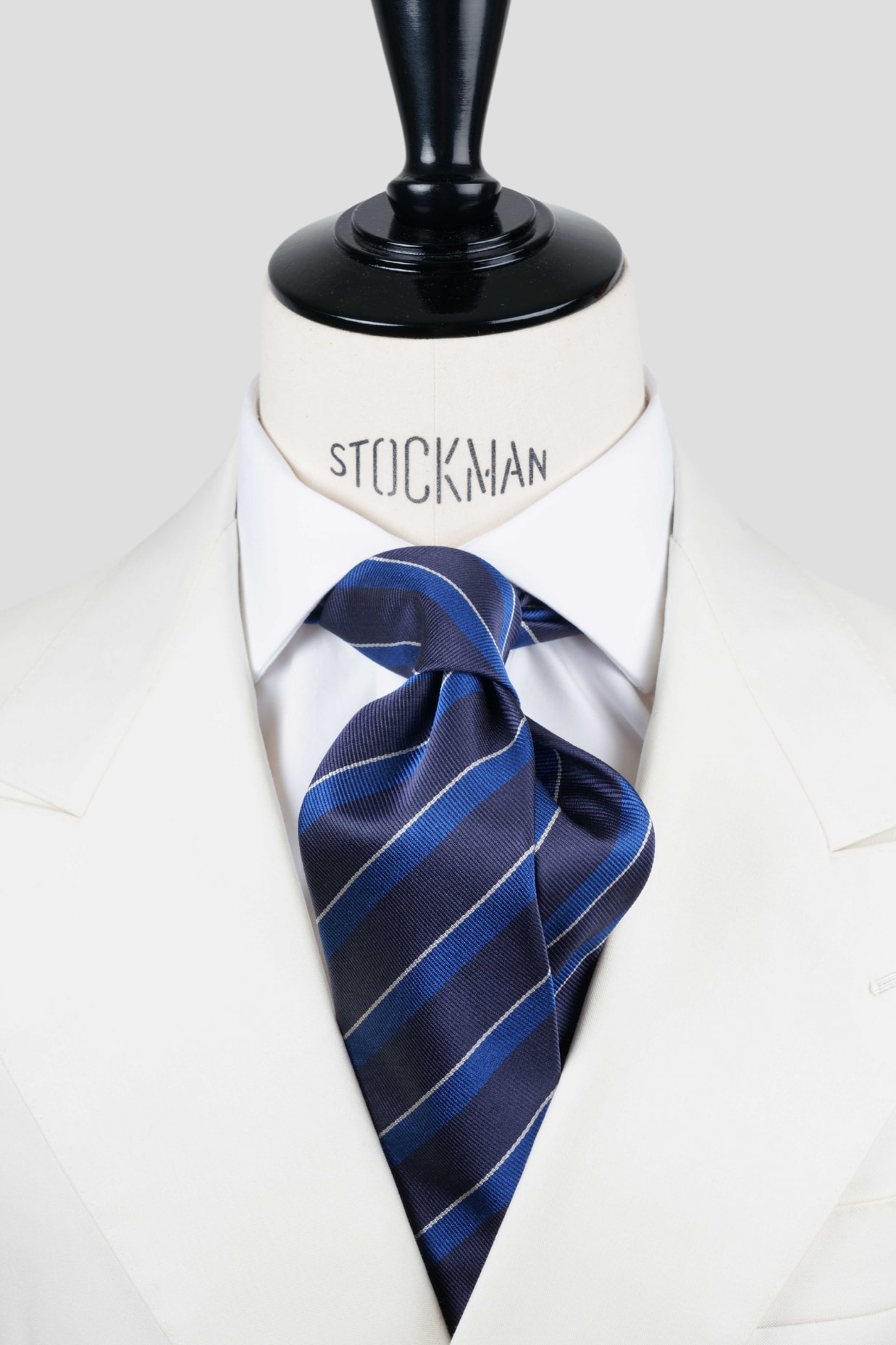 Cravate sartoriale à 3 plis, en soie tissée bleu foncé, rayure tonalité de bleu