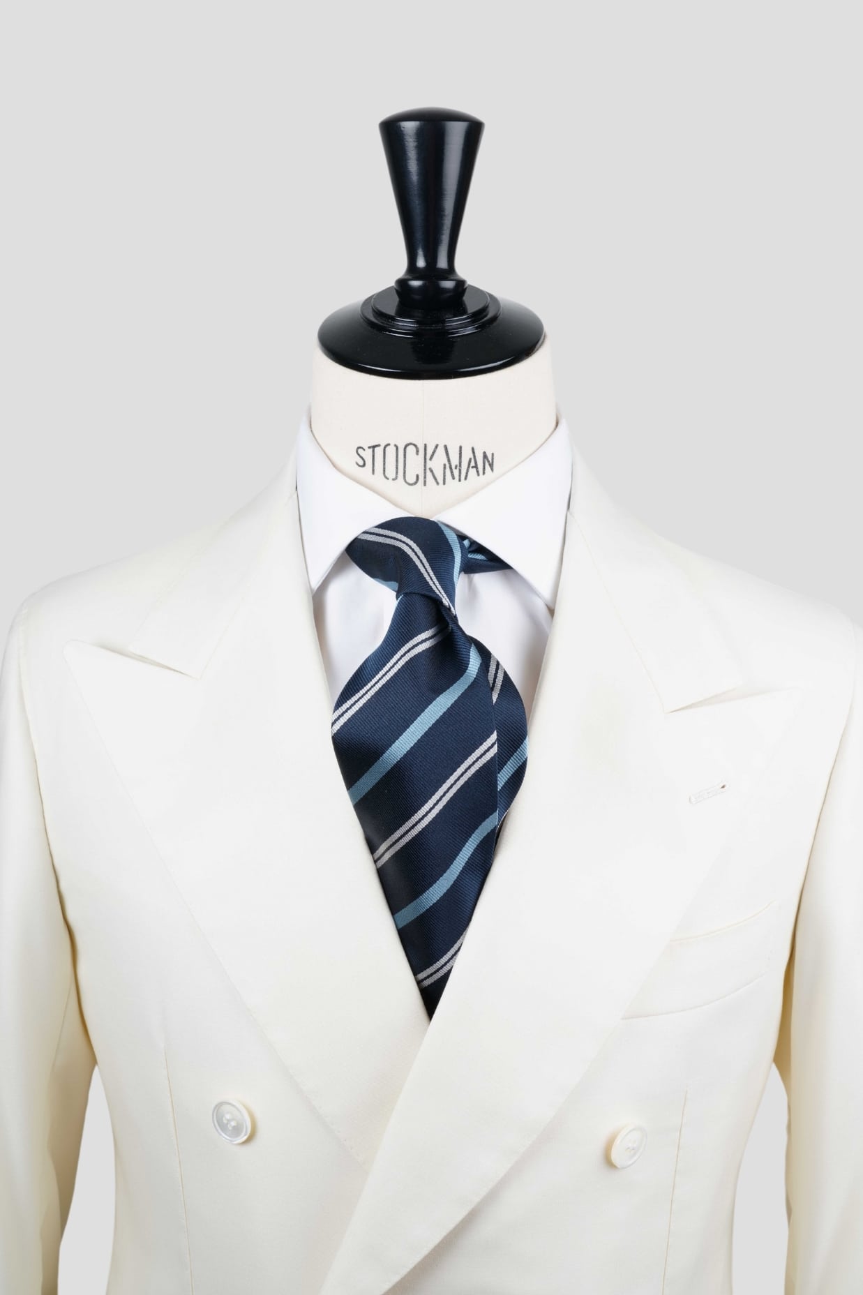 Cravate sartoriale à 3 plis, en soie tissée bleu foncé, rayée bleu ciel et blanc