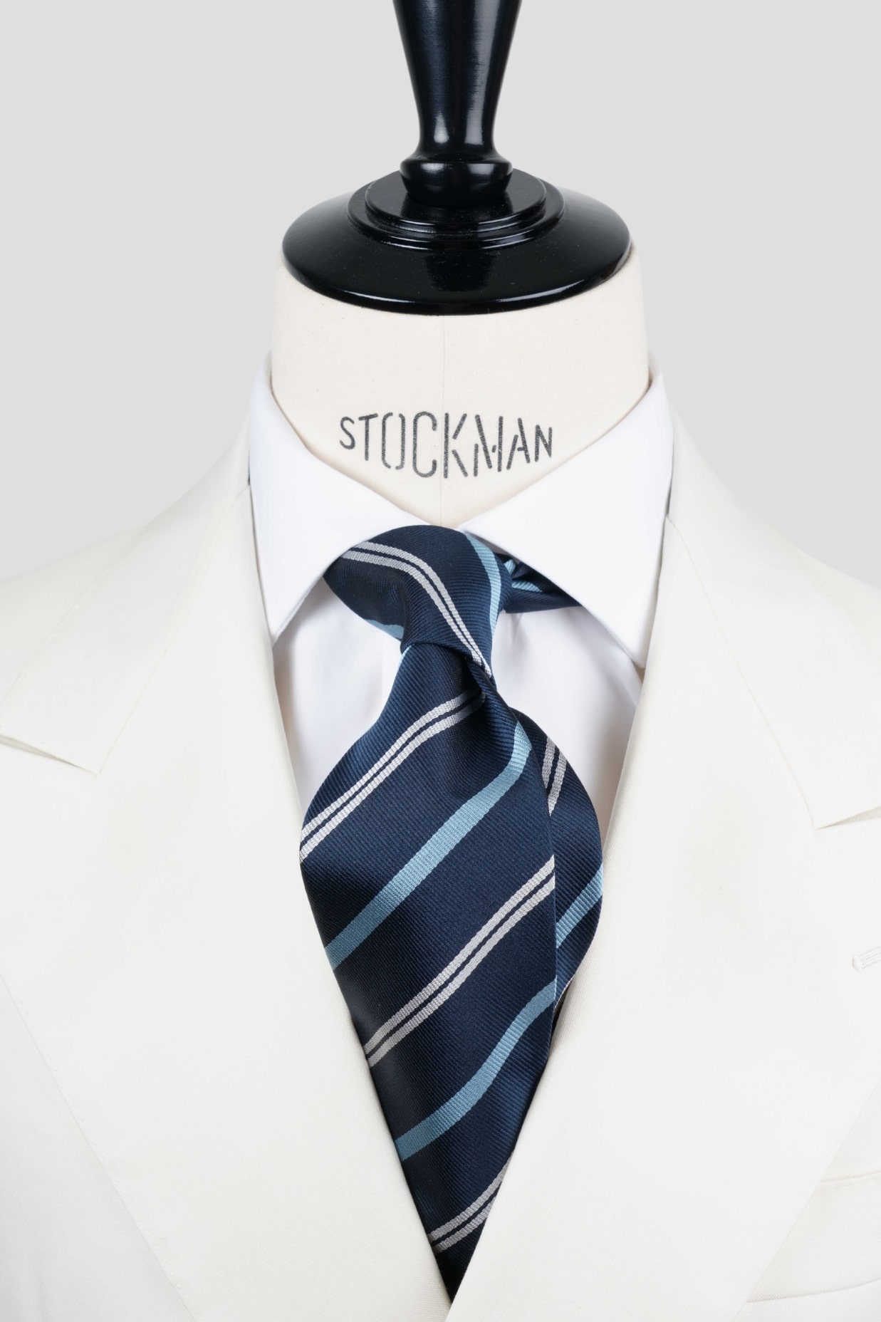 Cravate sartoriale à 3 plis, en soie tissée bleu foncé, rayée bleu ciel et blanc