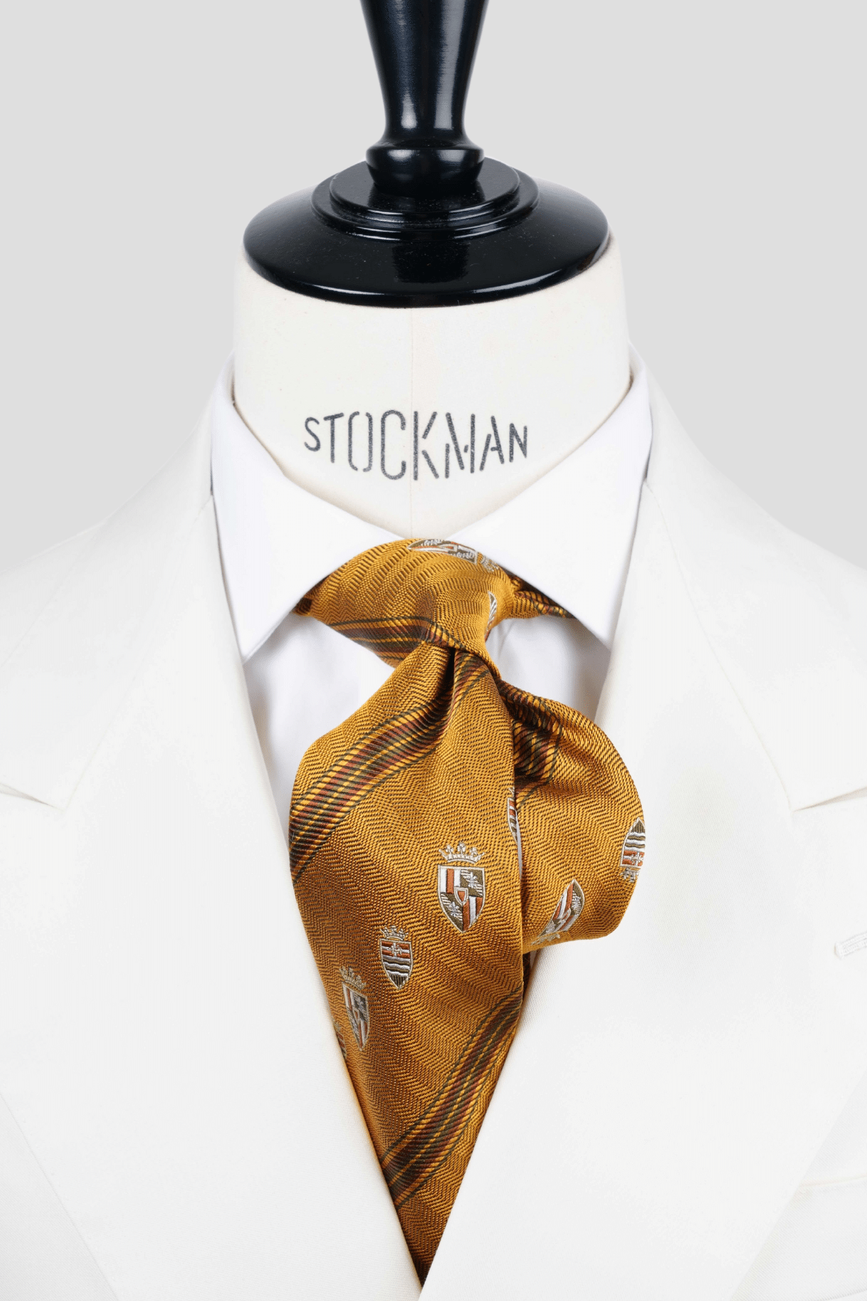 Cravate sartoriale à 3 plis, en soie tissée marron clair, rayure et écusson