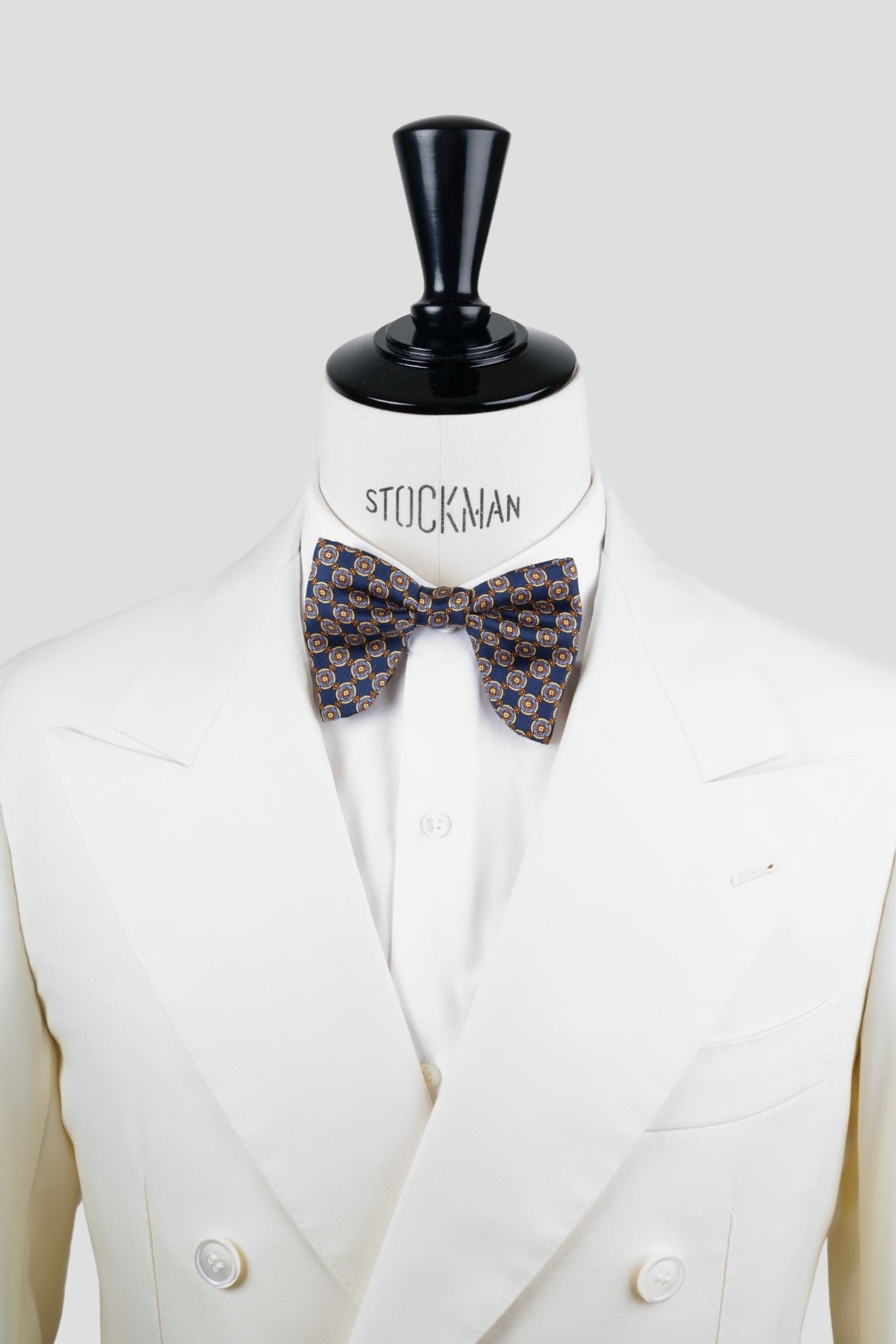 Noeud papillon "Le plongeant", soie imprimée bleu marine, motif géométrique