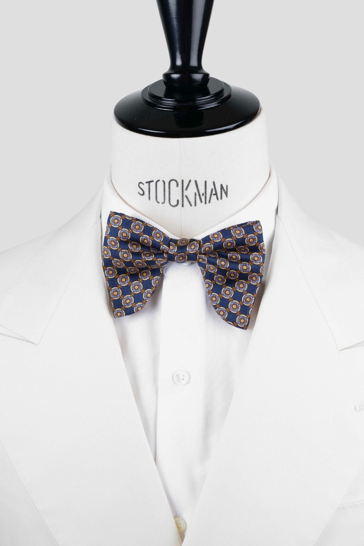 Noeud papillon "Le plongeant", soie imprimée bleu marine, motif géométrique