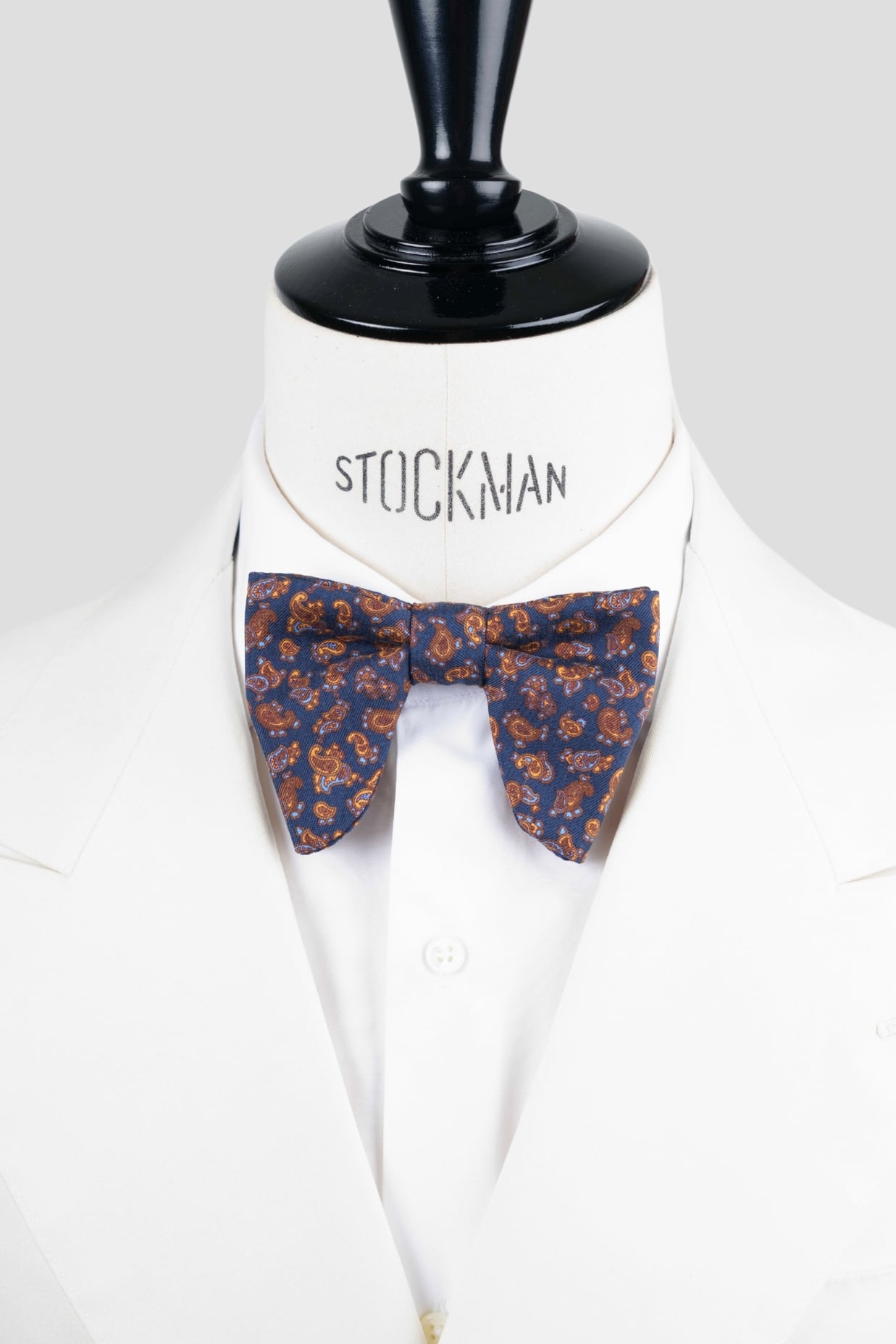 Noeud papillon "Le plongeant", soie imprimée bleu foncé motif cachemire