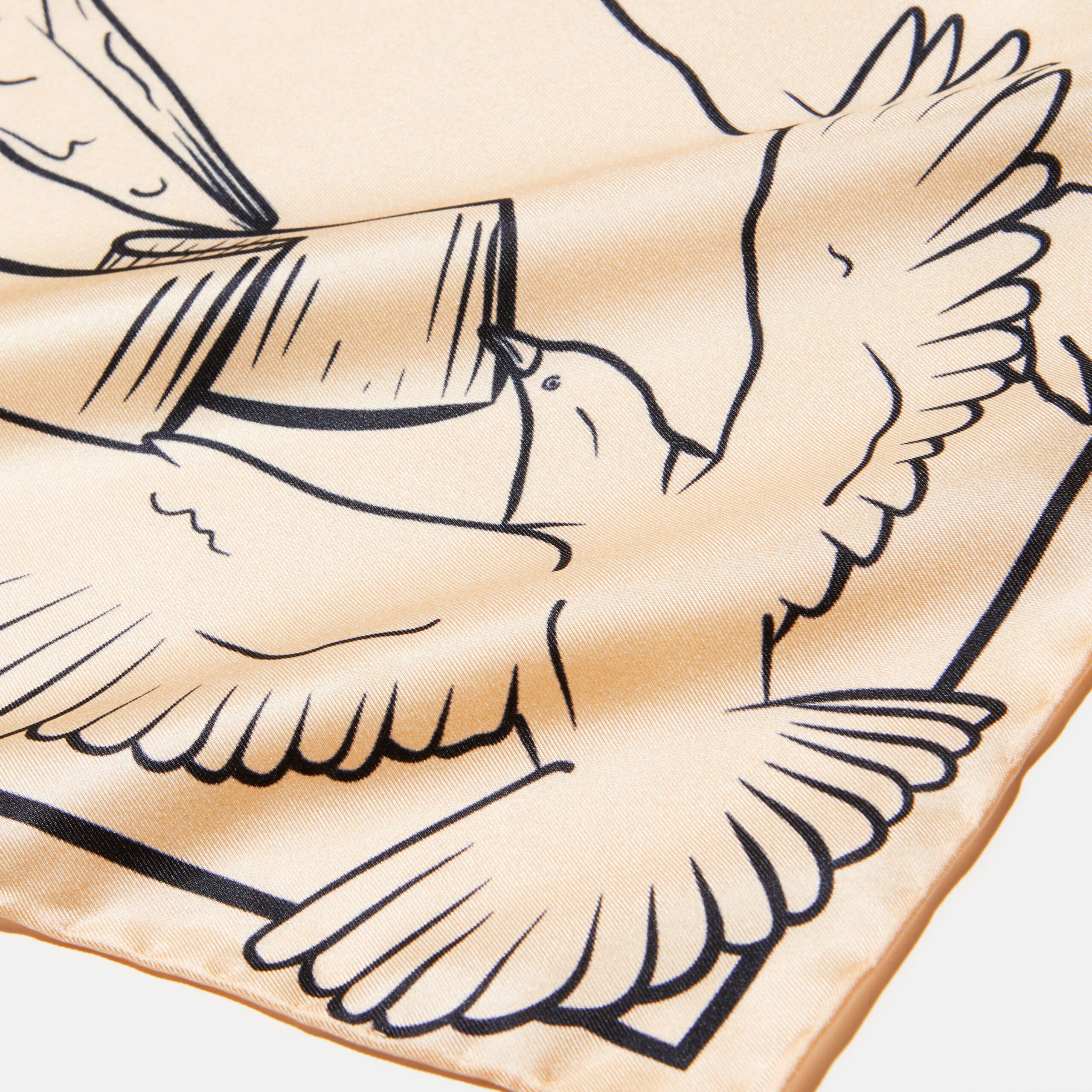 Carré de soie noir et blanc cassé, motif Valse des pigeons