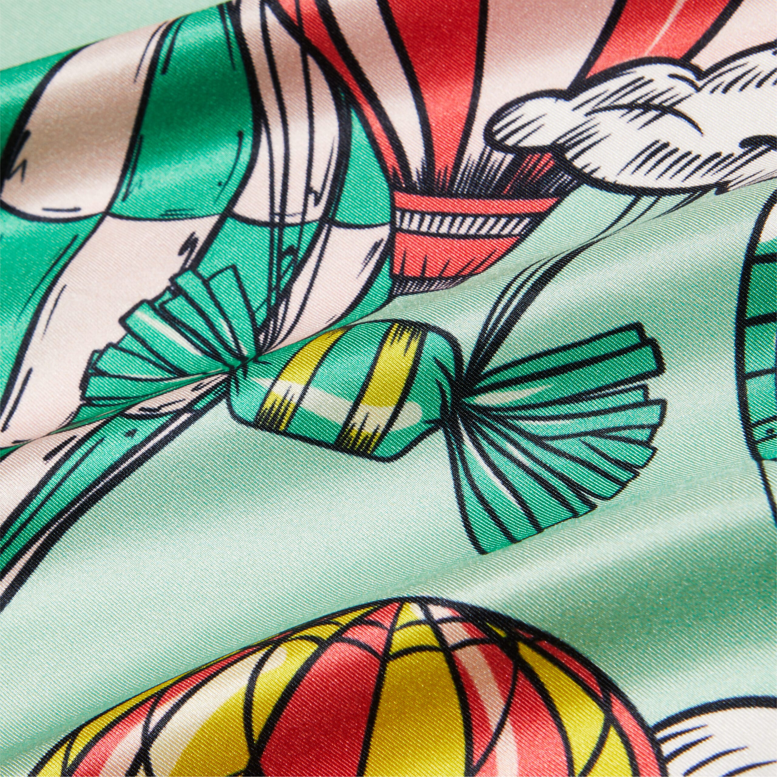 Carré de soie vert et rouge, motif l'Envol des gourmandises